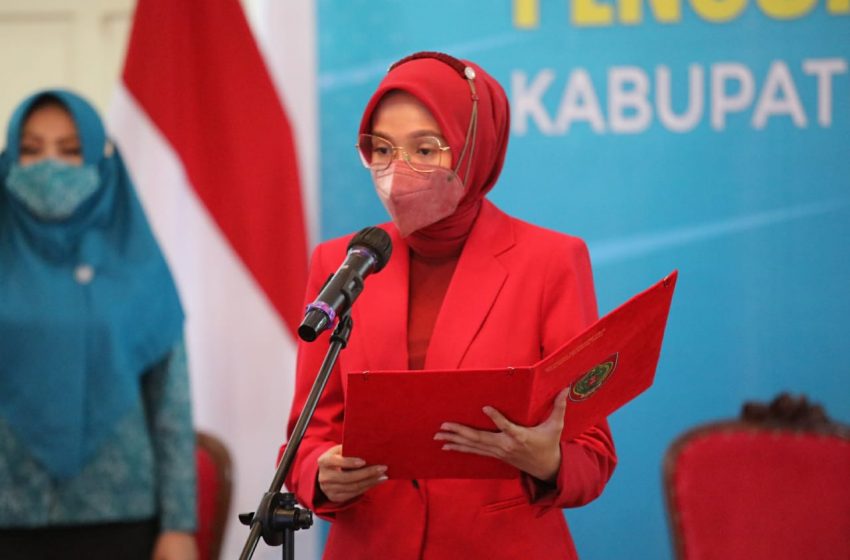  Ivo Sugianto Sabran Kukuhkan Hj. Khairiyah Halikinnor Sebagai Bunda PAUD Kotim