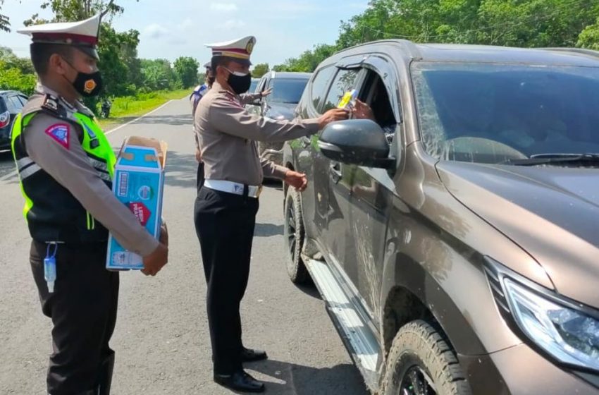  Peringati Sumpah Pemuda, Polisi di Pulpis Bagikan Vitamin Untuk Pengguna Jalan