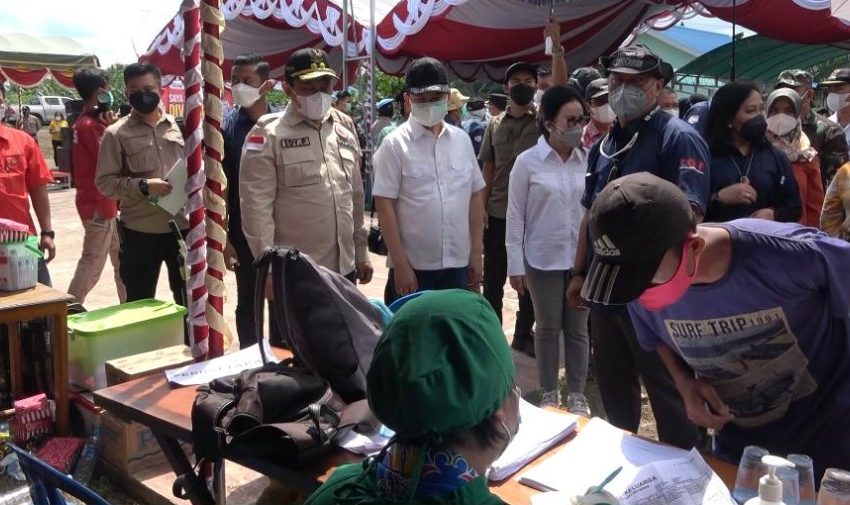  Wagub Bersama Anggota DPR RI Dapil Kalteng dan Kapolda Tinjau Vaksinasi di Desa Sumber Makmur, Mantangai