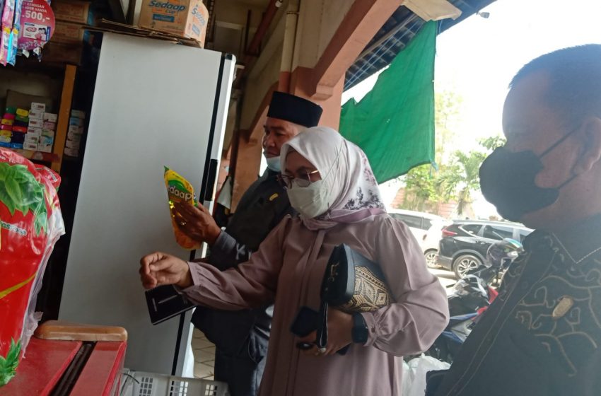  Minyak Murah Langka, Komisi II DPRD Kotim Sidak Ke Swalayan dan Pasar