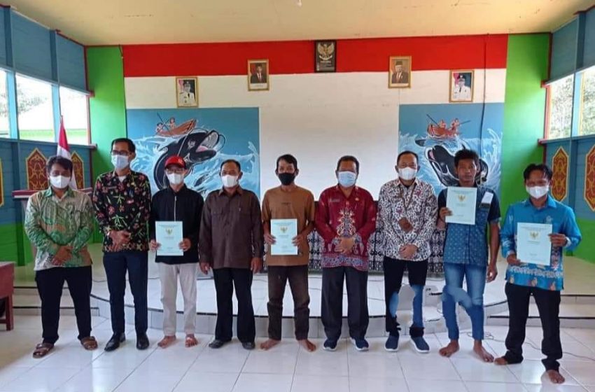  Puluhan Warga Trans Bahitom Terima Sertifikat Tanah Program PTSL
