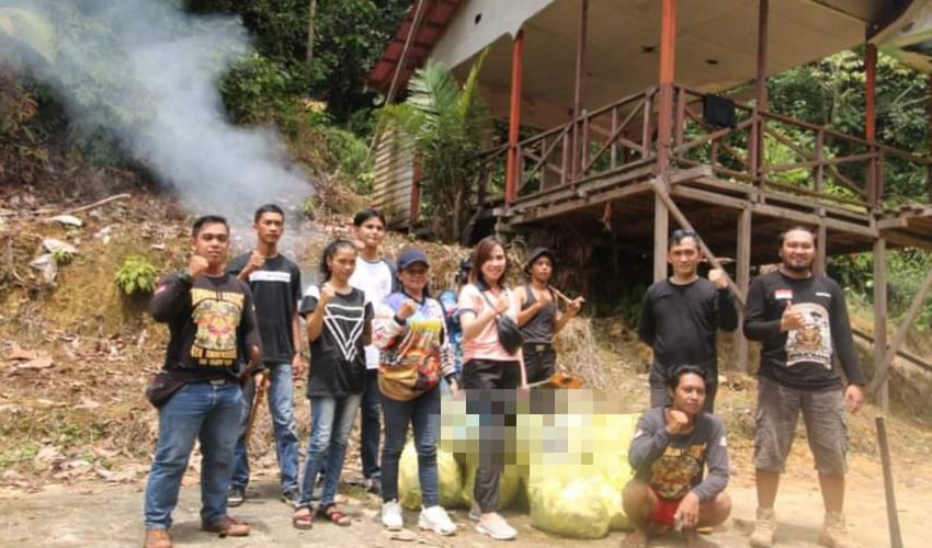  Diskominfo SP Kolaborasi Bersama JBI Mura Bersihkan Lingkungan Air Terjun Tosah