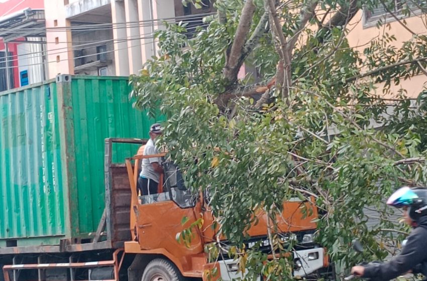 Traffic light Ditabrak Truk, Ketua Komisi IV Minta Pemerintah Panggil Pihak Transportir