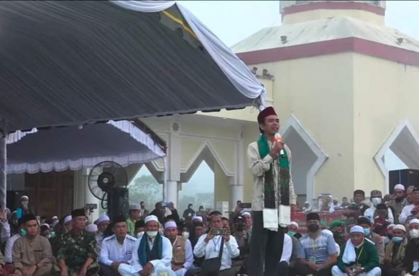  Jemaah Padati Halaman Masjid Agung Al- Istiqlal Dengarkan Ceramah UAS