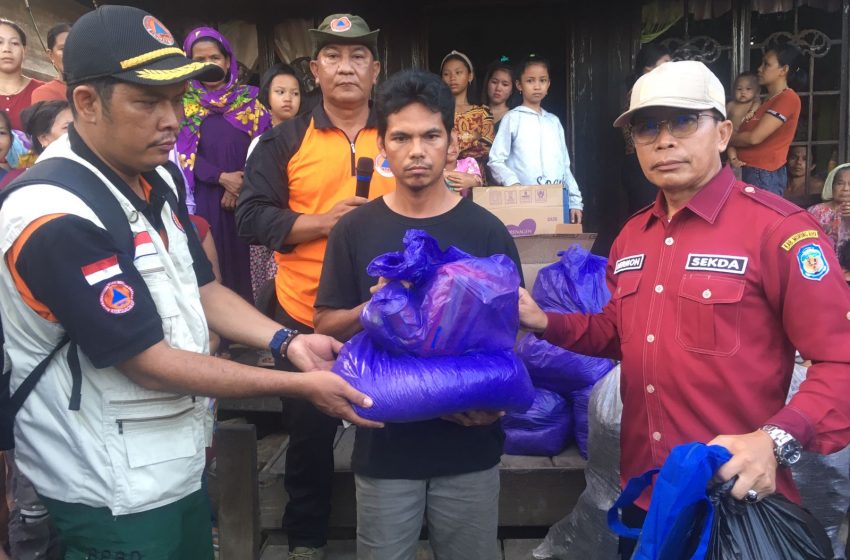  Pemda Serahkan Bantuan Korban Kebakaran Di Kelurahan Batu Bua I