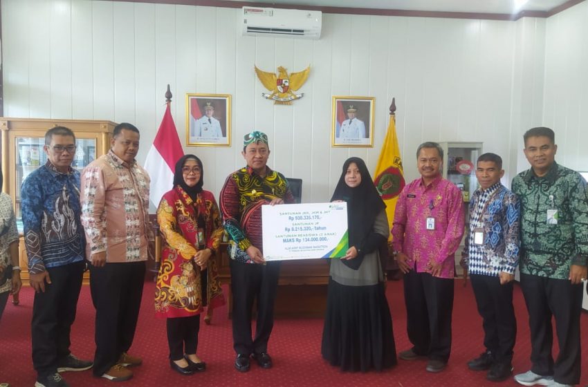  Wagub Bersama BP Jamsostek Serahkan Klaim Santunan Pada Ahli Waris