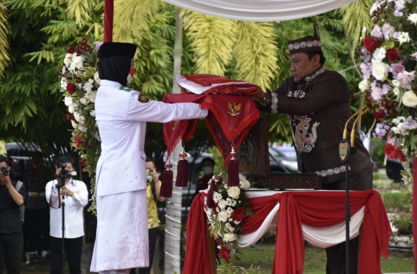  Wagub Pimpin Upacara Penurunan Bendera Merah Putih