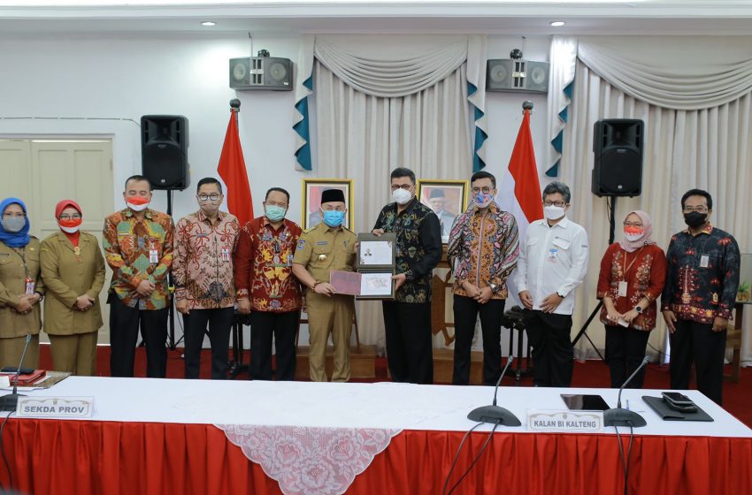  BI Kalteng Serahkan 7 Lembar Uang Kertas Emisi 2022 ke Gubernur Kalteng