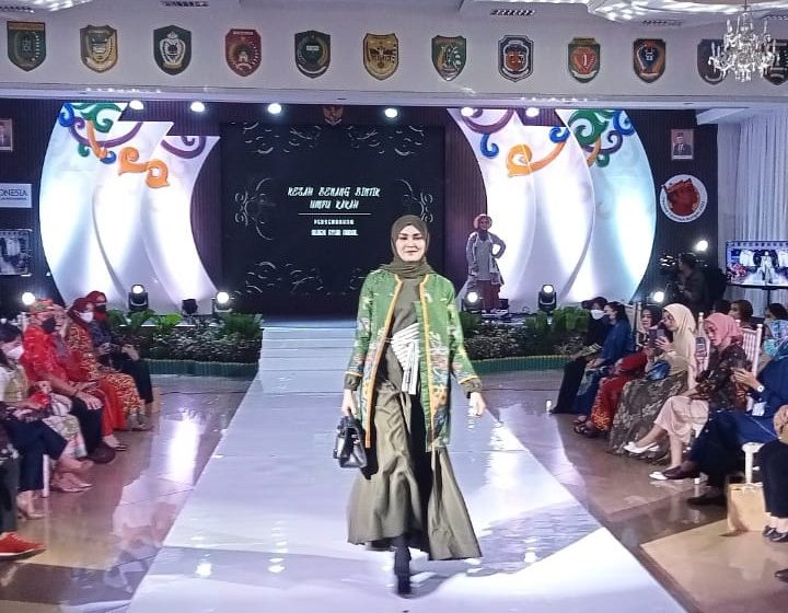  Batik Benang Bintik Memukau Perhatian Audience.  Noviana Yura Djalins :  Optimis Wastra Kalteng Naik Kelas