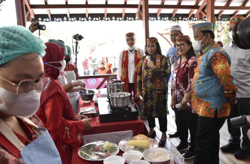  Menteri PPPA Tinjau Dapur Sehat Atasi Stunting dan Hasil Kerajinan UMKM