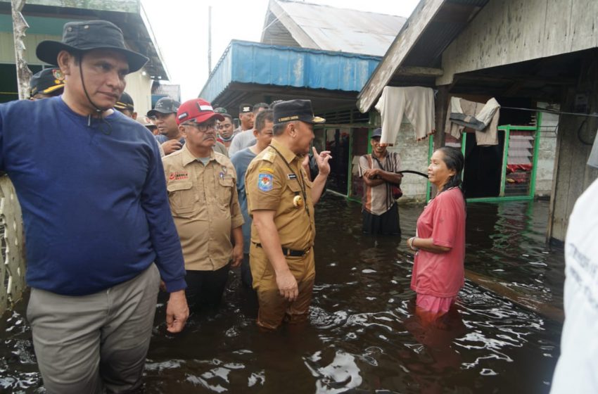  Menyusuri Banjir, Gubernur Distribusikan Langsung Bantun Bagi Warga Mendawai