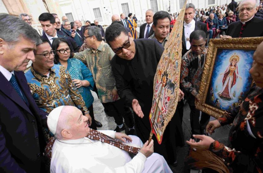  Kunjungan resmi PWKI ke Vatikan : Hadiah Istimewa dan Khusus Untuk Paus Fransiskus 