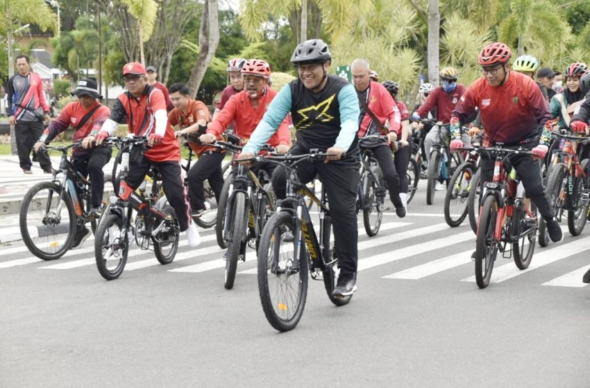  Sambut Tahun Baru 2023 Pemerintah Provinsi Bersepeda Sambil Membagikan Sembako