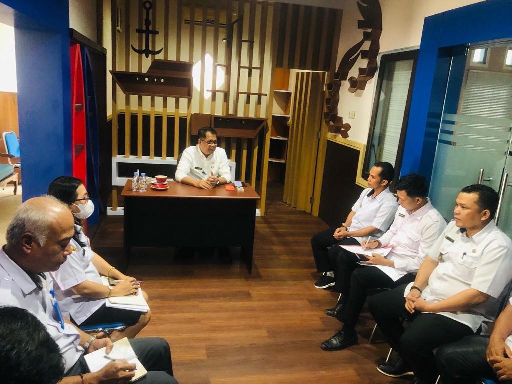 Kepala Dislutkan Prov. Kalteng Darliansjah saat menerima kunjungan Kepala Desa dari Kabupaten Seruyan. (foto/mmckalteng)
