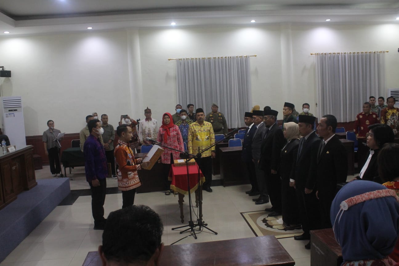 Wali Kota Palangka Raya, Fairid Naparin, melantik enam pejabat jabatan pimpinan tinggi pratama di lingkungan Pemerintah Kota (Pemko) Palangka Raya, di Aula Peteng Karuhei Kantor Wali Kota Palangka Raya. (Foto/ist)