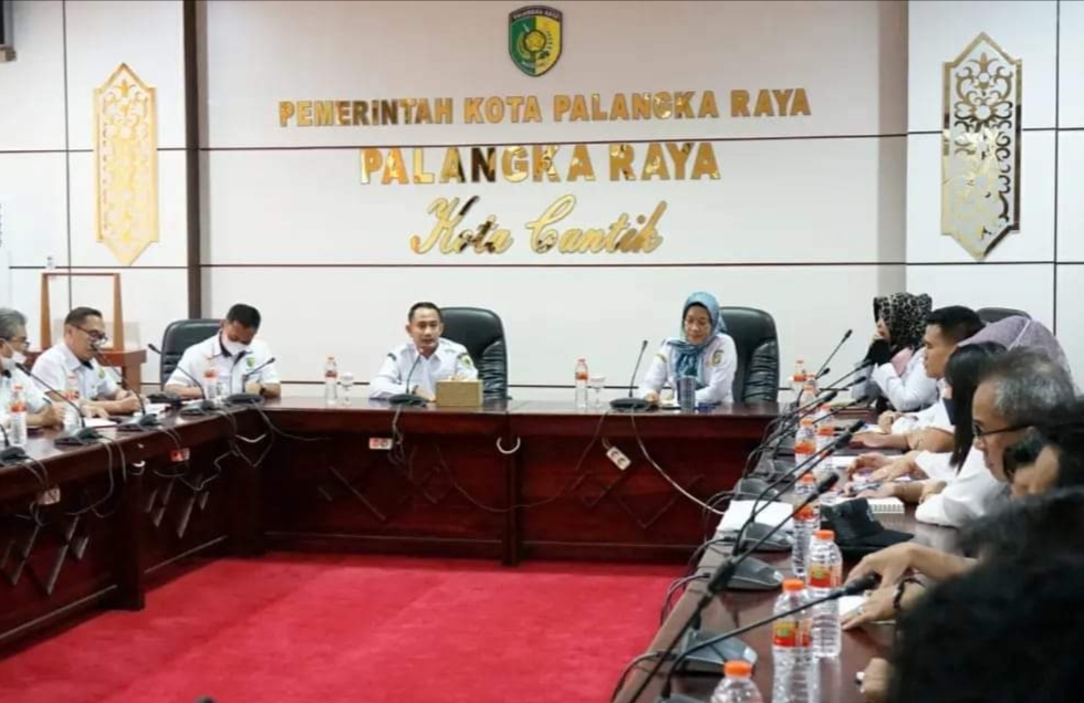 RAKOR : Wali Kota Palangka Raya, Fairid Naparin, saat memimpin rapat koordinasi (Rakor) dilingkup Pemerintah Kota (Pemko) Palangka Raya, di Ruang Rapat Peteng Karuhei I Kantor Wali Kota Palangka Raya, Rabu (26/1/2023).Foto Ist