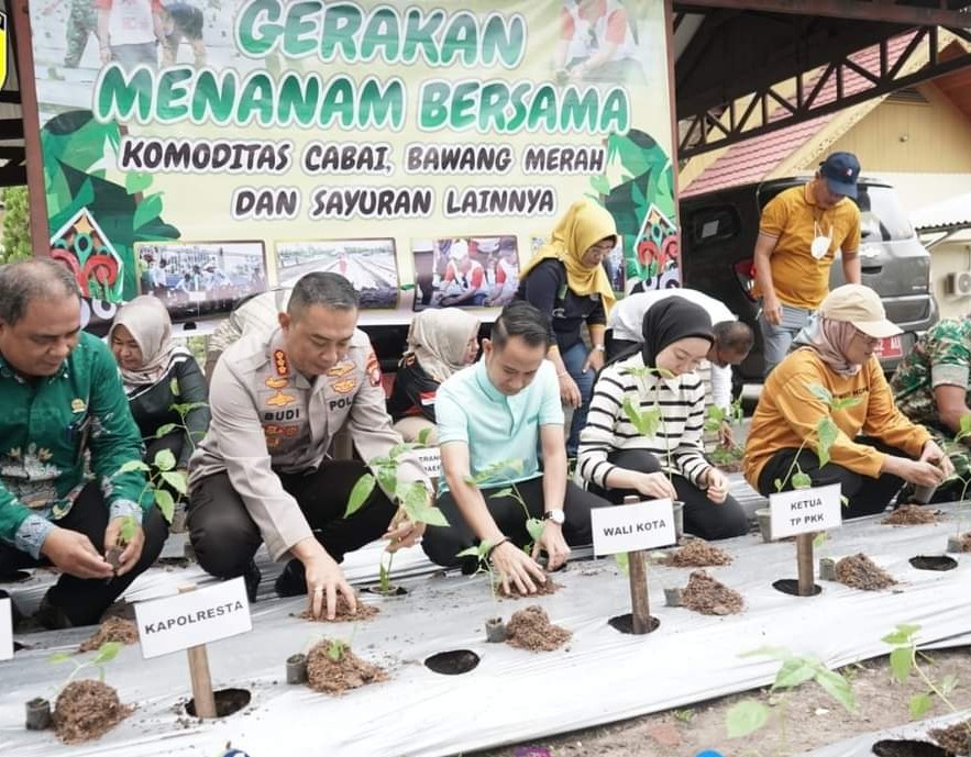 MENANAM BERSAMA : Pemerintah Kota (Pemko) Palangka Raya, yang melaksanakan gerakan menanam bersama,Jumat (27/1/2023).Foto Ist
