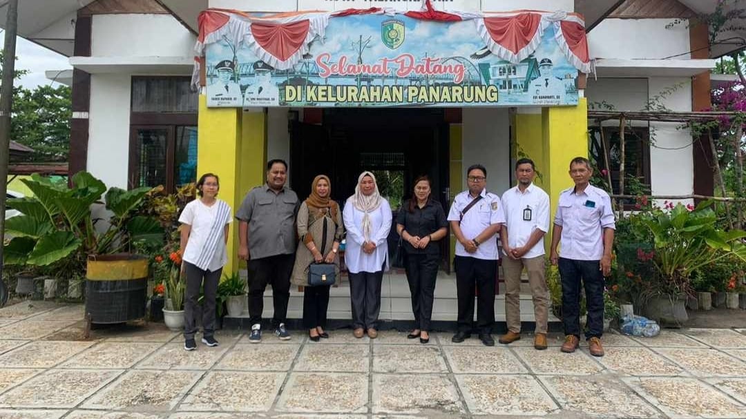 KUNKER : Jajaran anggota Komisi A DPRD Palangka Raya melakukan kunjungan kerja ke Kantor Kelurahan Panarung. Foto Ist