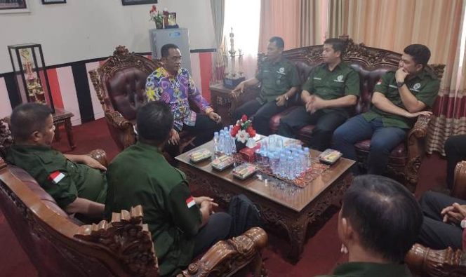 MENERIMA KUNJUNGAN : Ketua DPRD Palangka Raya, Sigit K Yunianto, saat menerima kunjungan dari pengurus Persatuan Gereja Lembaga Injil Indonesia (PGLII), di ruang kerjanya. Foto. Ist