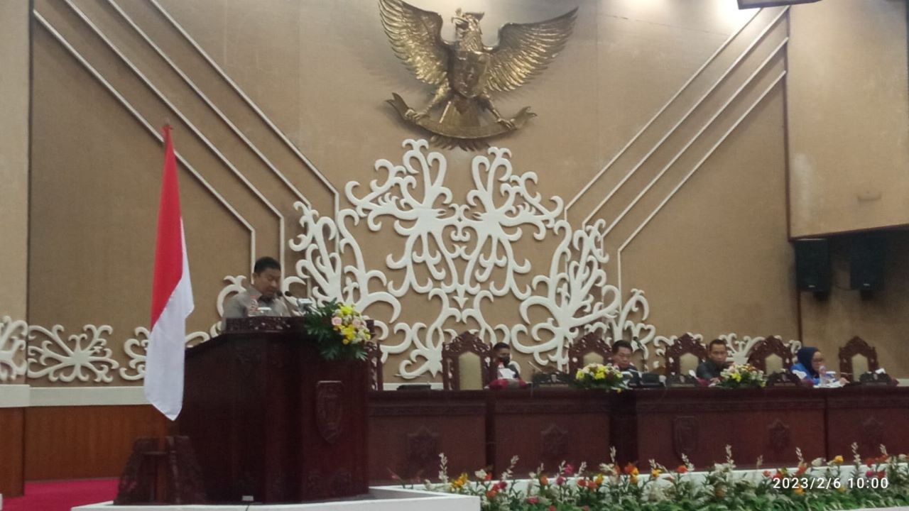 Wakil Gubernur Kalteng H. Edy Pratoowo saat membacakan sambutan pada acara Rapat Paripurna DPRD Provinsi Kalteng ke 3 Masa Persidangan I tahun 2023. (foto/Ceta D. Cahyono)