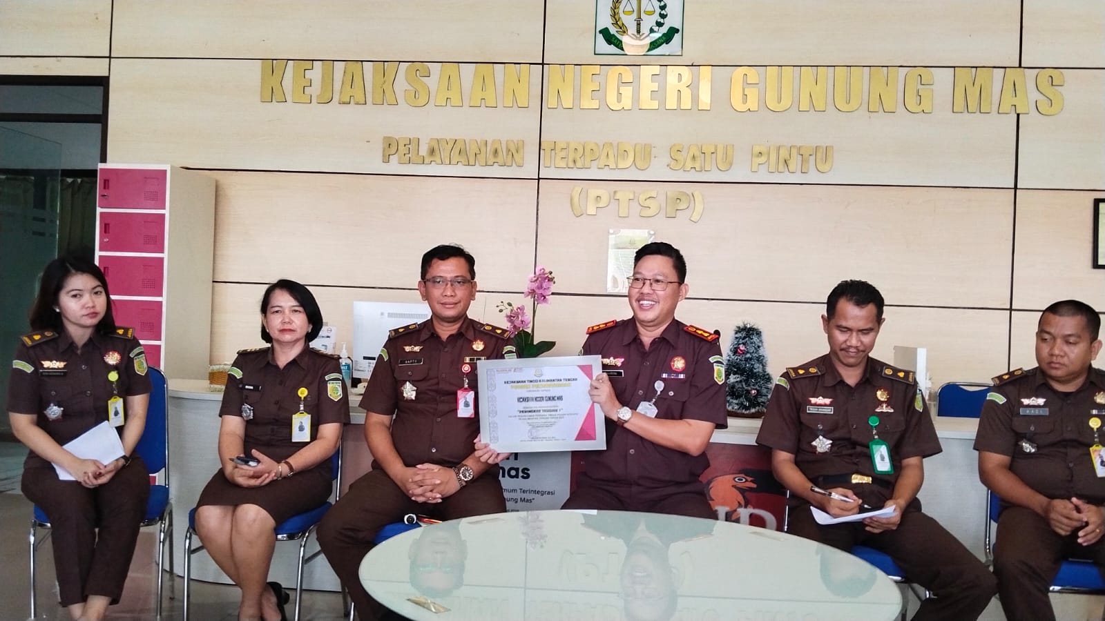 RILIS : Kajari Gumas, Sahroni bersama jajarannya saat merilis sejumlah perkara yang ditangani. Foto Sip