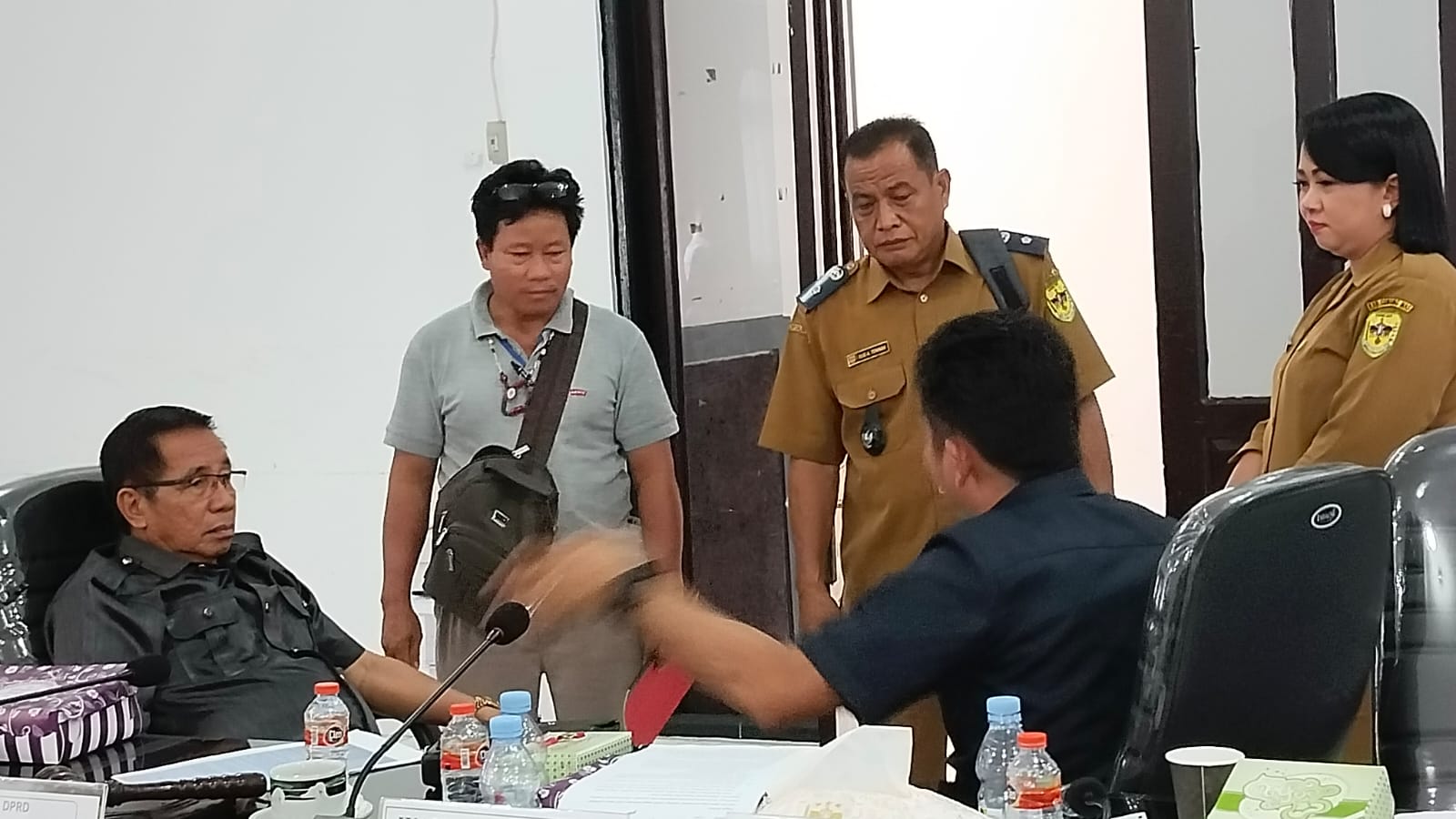 RAPAT : Ketua DPRD Gumas Akerman Sahidar bersama Wakil Ketua DPRD Gumas, Binartha, berbincang dengan para kades dan warga, usai pelaksanaan RDP, di gedung dewan setempat, Senin (6/2/2023).Foto Sip