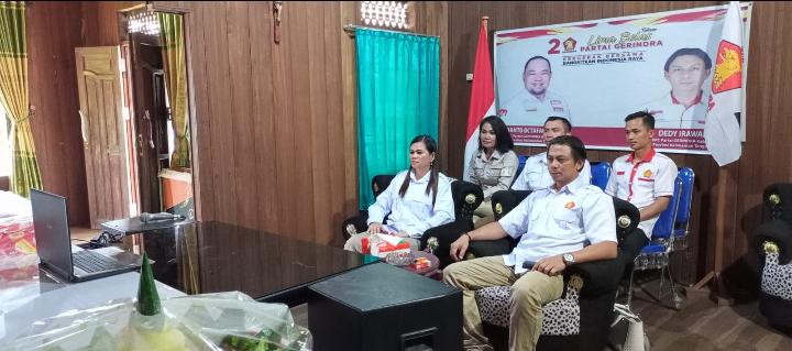 HUT GERINDRA : Sekjen DPC Partai Gerindra Gumas, Dedy Irawan bersama Bendahara Partai Gerindra Gumas, Dewi Sari dan para kader partai, saat mengikuti kegiatan perayaan HUT Partai Gerindra melalui virtual, Senin (6/2/2023).Foto Sip