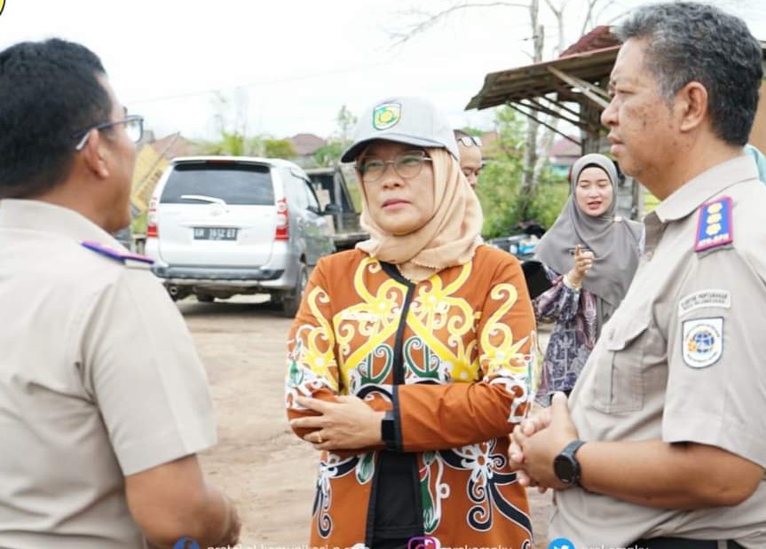 SINERGITAS : Sekretaris Daerah Kota Palangka Raya Hera Nugrahayu, saat berbincang dengan jajaran Forkopimda terkait. Foto Ist