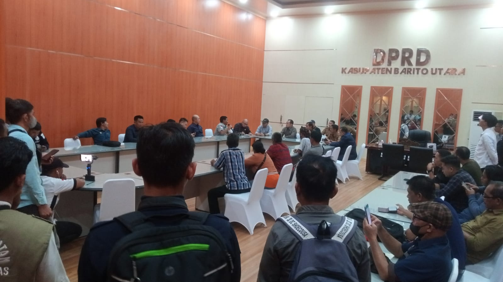 Puluhan warga dari Desa Hajak, Kecamatan Teweh Baru, Kabupaten Barito Utara mendatangi kantor DPRD Barito Utara guna menyampaikan aspirasinya. (foto/S. Purwanto)