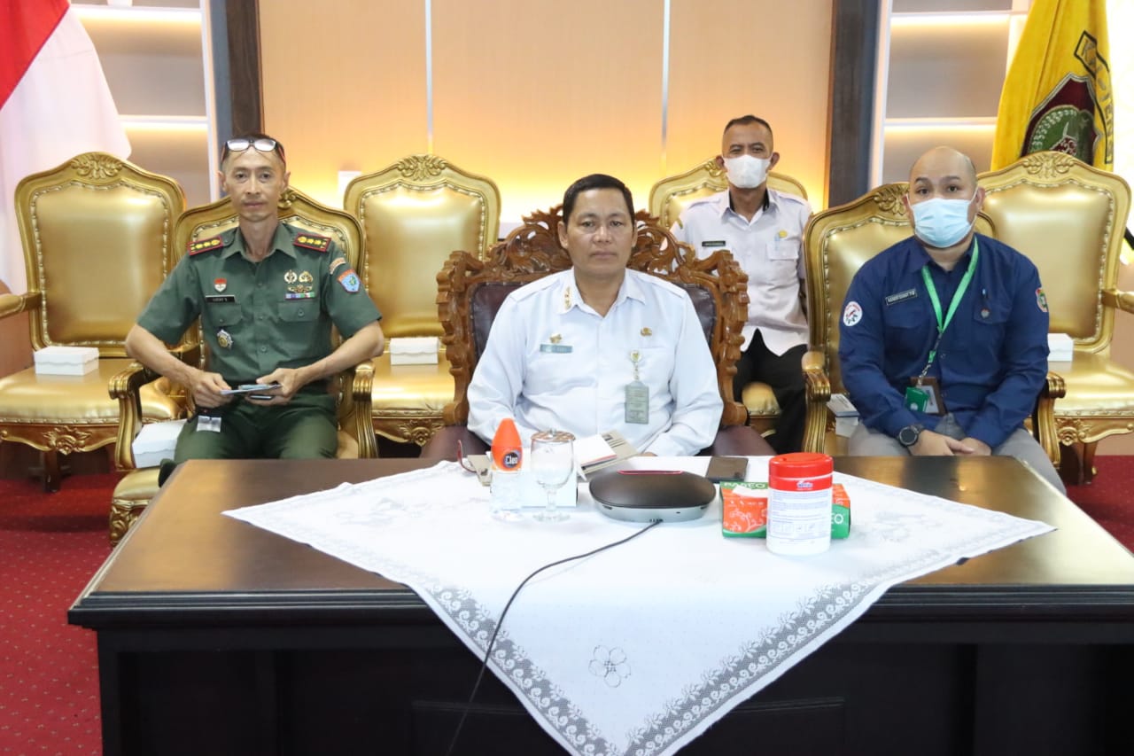 Sahli Gubernur Kalteng Bidang Ekonomi, Keuangan, dan Pembangunan, Yuas Elko hadiri acara Launching Pemberian Penghargaan Pengendalian Pandemi COVID-19 (PPKM Award) secara virtual. (Foto/mmckalteng)