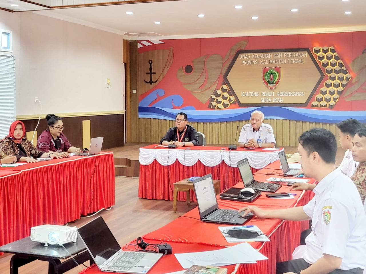 Kepala Dislutkan Provinsi Kalteng, Darliansjah beserta staf dan eksportir Kalteng saat mengikuti Business Matching Indonesia-Singapore. (Foto/mmckalteng)