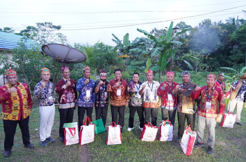 Foto bersama Wagub Kalteng H. Edy Pratowo bersama masyarakat penerima SK. (foto/mmckalteng)