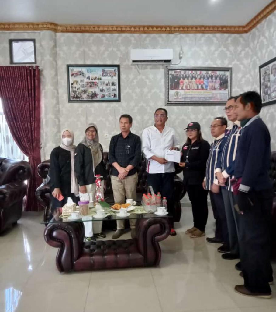 COKLIT : Ketua DPRD Palangka Raya, Sigit K Yunianto menjalani coklit yang dilakukan petugas pemutahiran data pemilih (Pantarlih), di rumah dinas Ketua DPRD Palangka Raya. Foto Ist