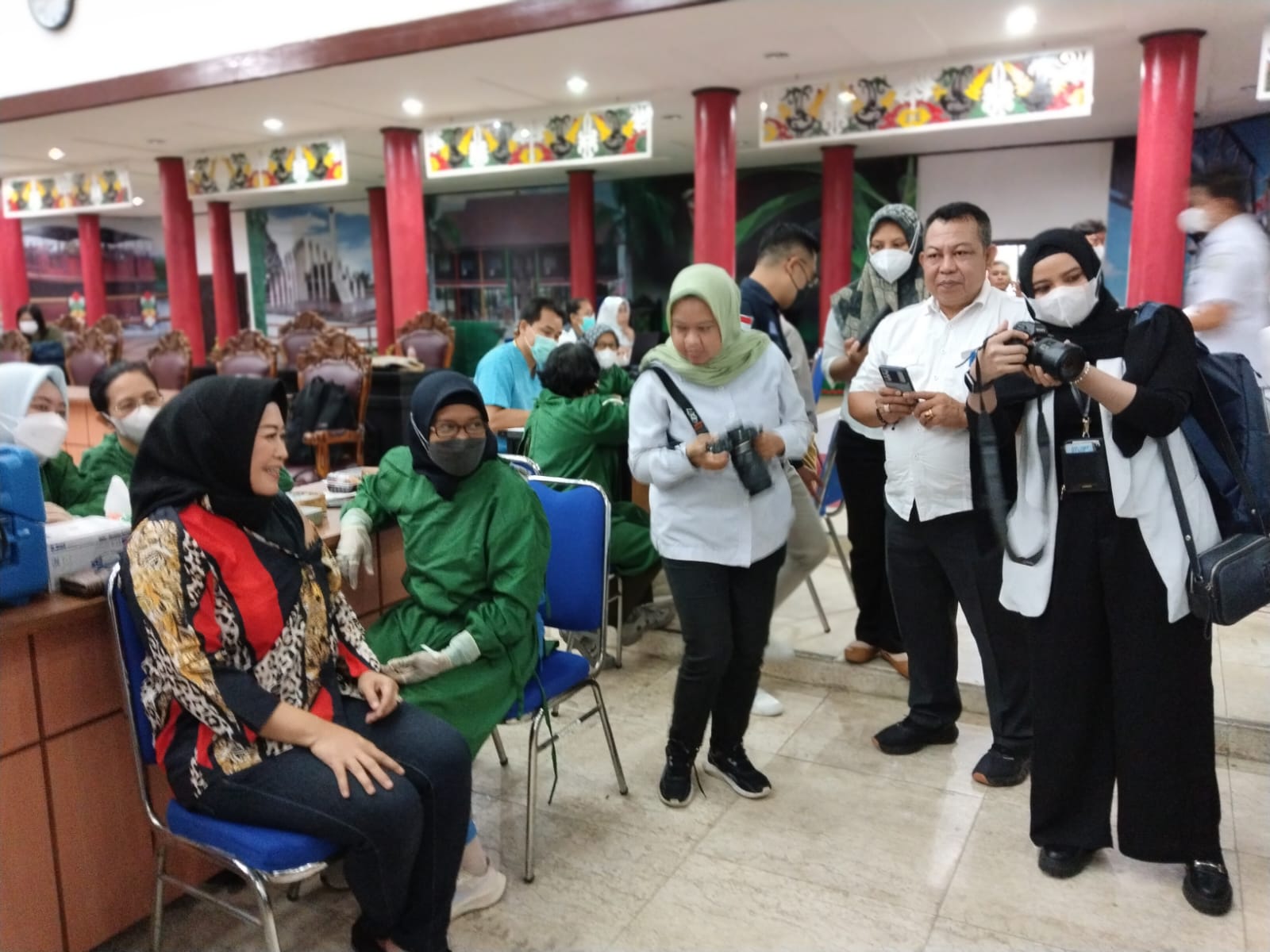 VAKSIN : Anggota DPRD Palangka Raya saat mengikuti suntik vaksin boostet dosis dia, di gedung dewan setempat. Foto Ist.
