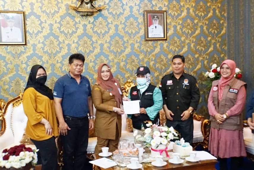 COKLIT : Wakil Wali Kota Palangka Raya Hj Umi Mastikah bersama suami saat melaksanakan coklit yang dilakukan oleh petugas pemutakhiran data pemilih (Pantarlih),didampingi langsung Ketua KPU Kota Palangka Raya. (foto/red)