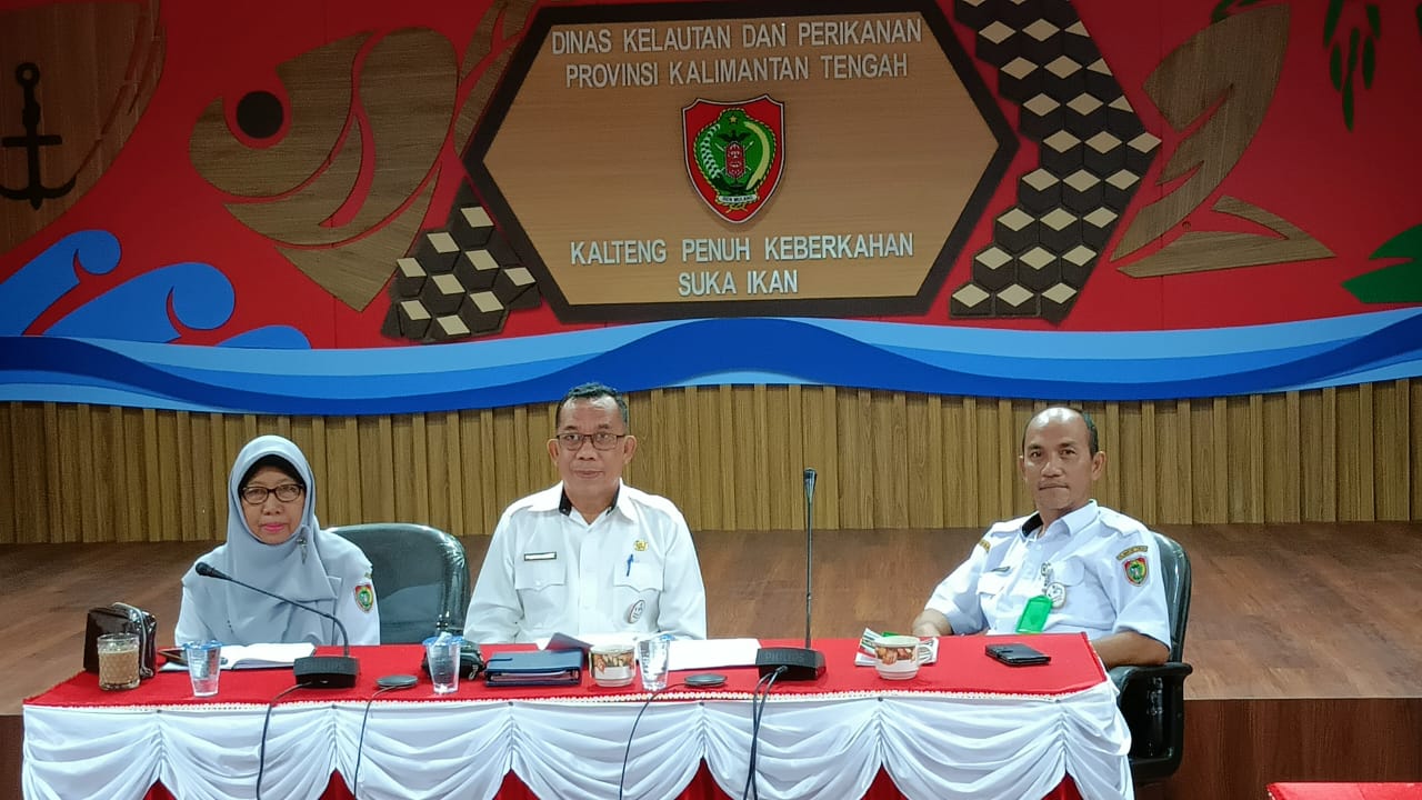 Kepala Bidang PSDKP Tukas Umar saat mengikuti zoom meeting Konsolidasi Program dan Anggaran PSDKP Tahun 2023. (foto/mmckalteng)