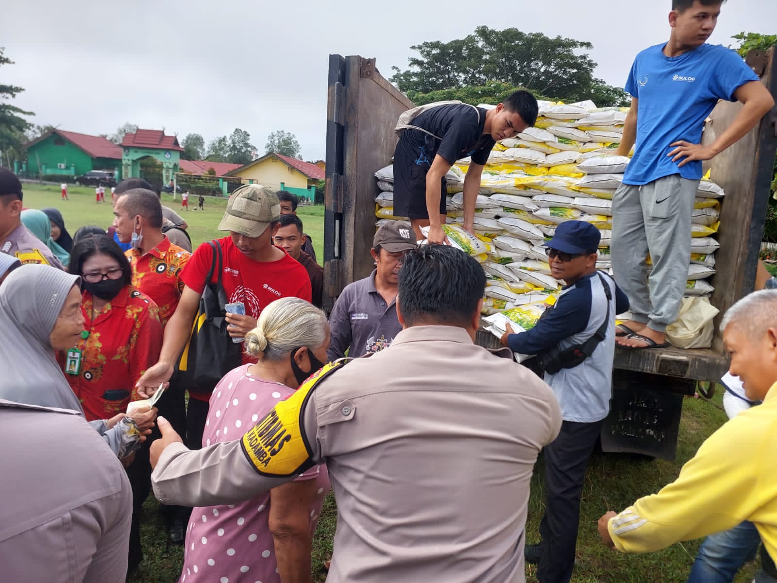 Operasi Pasar Stabilisasi Pasokan dan Harga Pangan (SPHP) Beras di Kasongan, Kabupaten Katingan. (foto/mmckalteng)