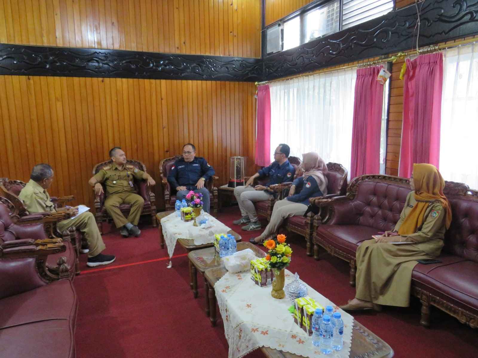 Kepala Disnakertrans Prov.Kalteng Farid Wajdi saat menerima kunjungan dari BP3MI. (Foto/mmckalteng)