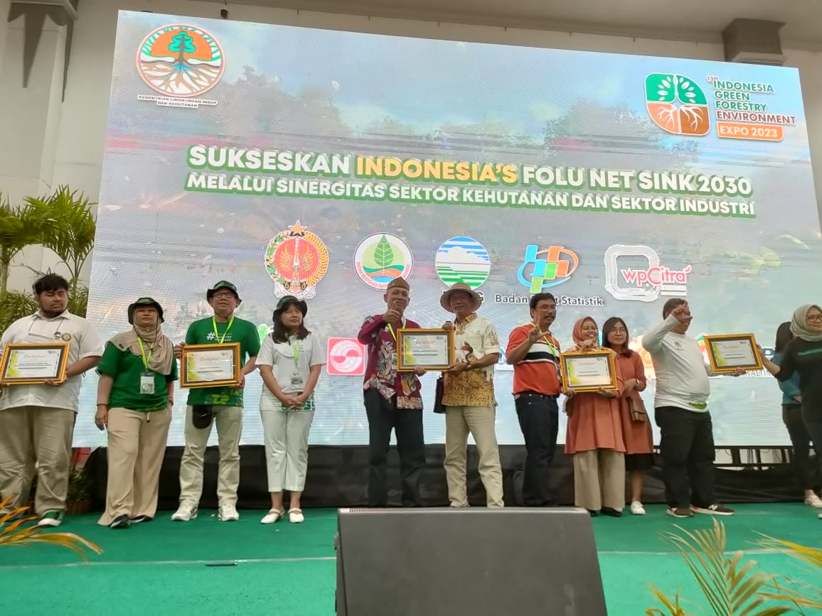Penyerahan Penghargaan. (foto/mmckalteng)