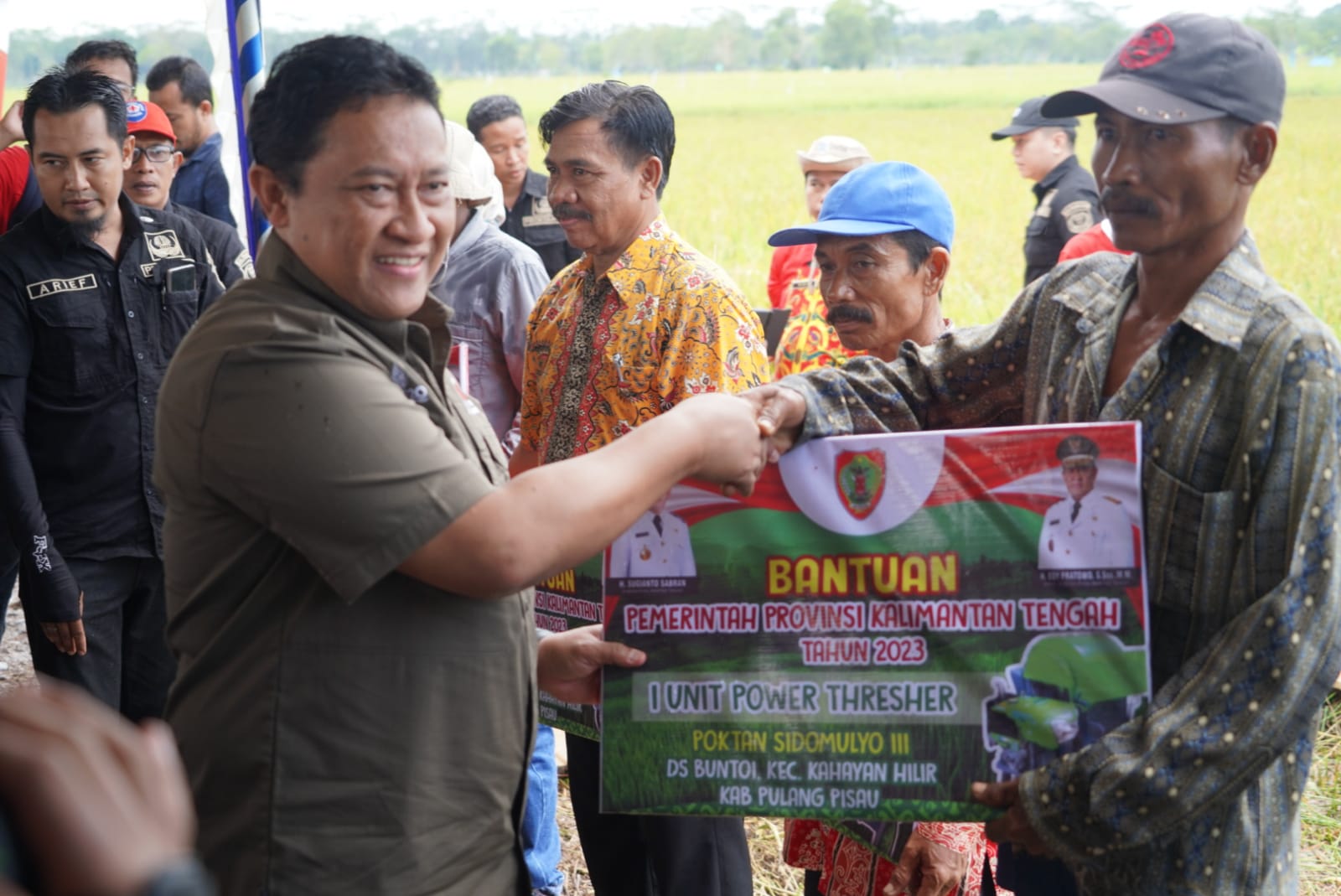 Wakil Gubernur Kalteng H. Edy Pratowo saat menyerahkan bantuan. (Foto/mmckalteng)