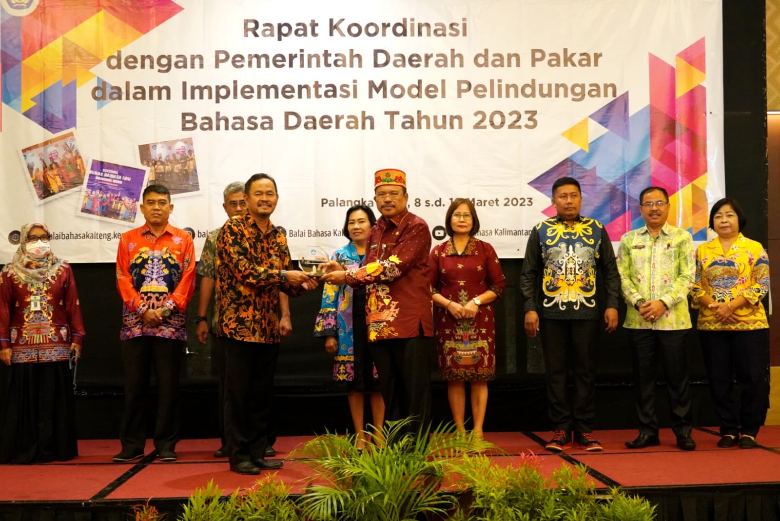 Sekda Prov Kalteng tengah menerima cinderamata dari Kepala Balai Bahasa Prov Kalteng. (foto/mmckalteng)