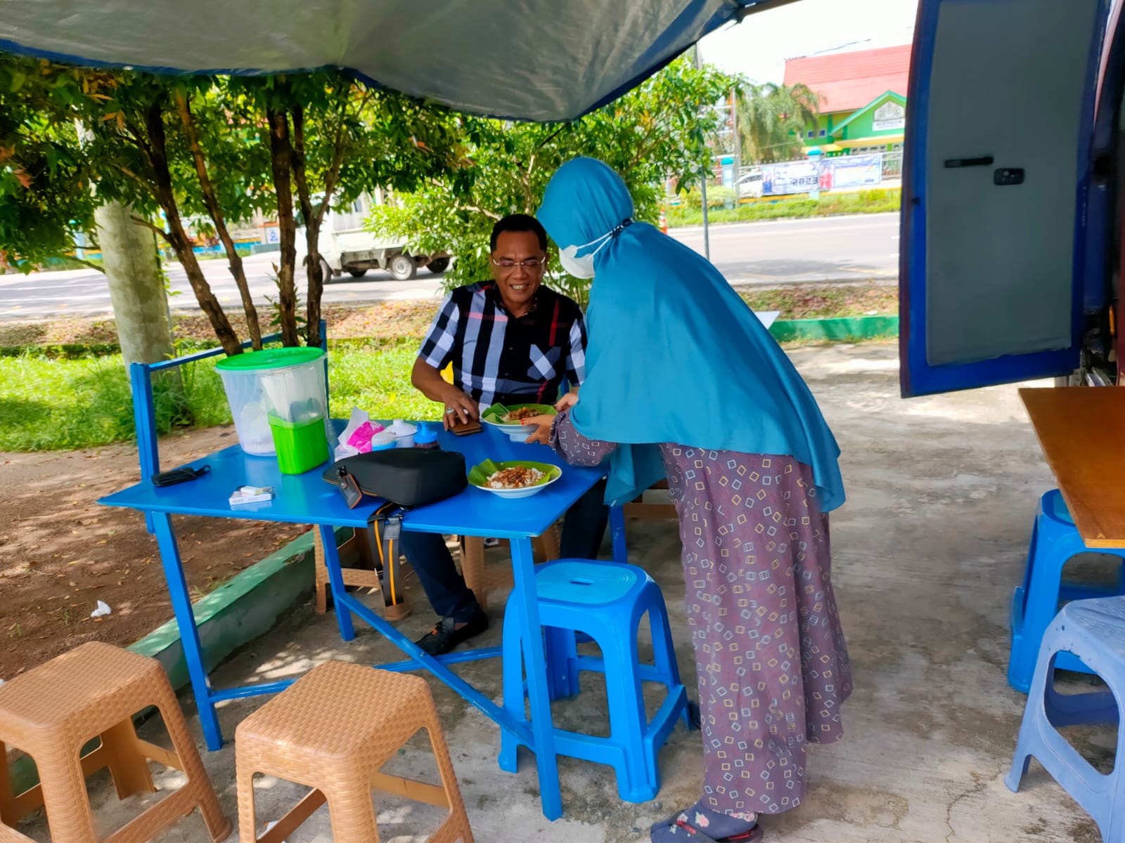 KULINER : Ketua DPRD Palangka Raya Sigit K Yunianto, saat menikmati nasi gandul dari jualan pedagang kreatif lapangan atau PKL di Palangka Raya. (Foto/Ist)