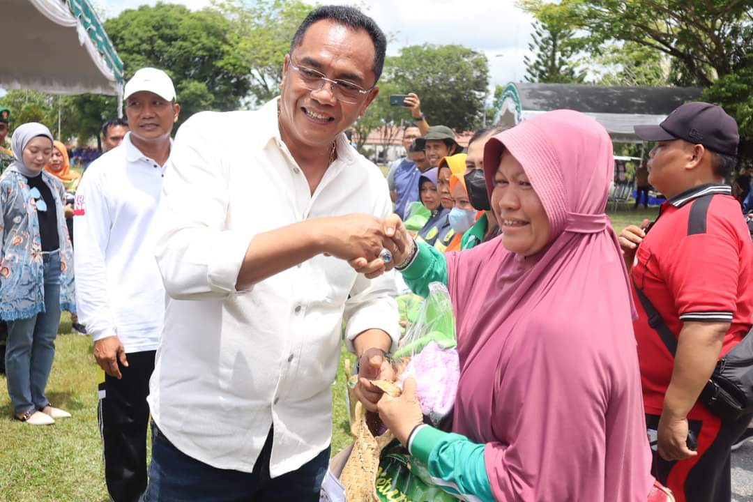 Foto : Ketua DPRD Palangka Raya Sigit K Yunianto, saat menyerahkan bingkisan kepada petugas kebersihan, pada acara syukuran anugerah Adipura. Foto Ist