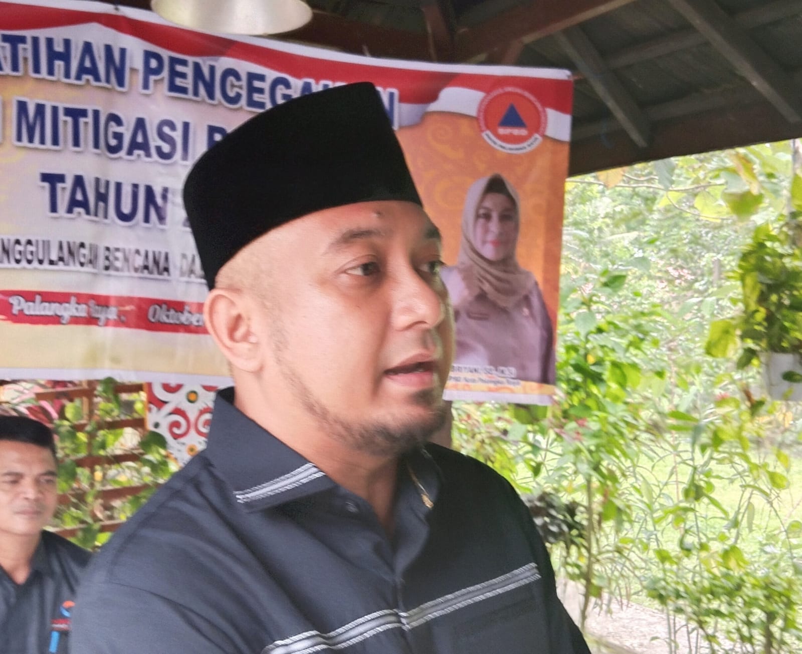 Foto : Wakil Ketua I DPRD Palangka Raya, Wahid Yusuf Manfaatkan Sungai untuk Budidaya Ikan PALANGKA RAYA, Wakil Ketua I DPRD Palangka Raya, Wahid Yusuf mendorong generasi muda atau kalangan milenial, agar dapat tertarik mengembangkan budidaya sektor perikanan. "Terutama para anak muda kaum milenial, diharap bisa memanfaatkan keberadaan potensi sungai-sungai yang berada di Kota Palangka Raya, untuk pengembangan budi daya perikanan,"ungkapnya, Jumat (10/3/2023). Disebutkan Wahid, wilayah Kota Palangka Raya dialiri oleh tiga aliran sungai besar yakni yaitu Sungai Rungan, Kahayan dan Sebangau. Belum lagi ditambah dengan cukup banyak danau - danau. "Keunggulan itu semua menjadi potensi besar bagi pengembangan budidaya perikanan. Ini peluang bagi generasi milenial untuk bisa menggeluti usaha perikanan," tambahnya. Tidak hanya sampai disitu saja jelas legislator DPRD Palangka Raya dari Fraksi Partai Golkar ini mengatakan, dengan tersedianya sumber daya alam berupa sungai dan danau yang melimpah, maka secara tidak langsung juga menjadi peluang bagi pemerintah. Terutama bagaimana pemerintah mendorong pihak terkait dan juga masyarakat, termasuk generasi muda milenial untuk bisa memanfaatkannya semaksimal mungkin sumber daya alam berupa sungai. "Iya, bagi para pemuda tidak perlu merasa takut dan malu dalam mengembangkan sektor perikanan. Harus ada keberanian mencoba. Saya yakin belum konsisten ditekuni akan membuahkan hasil,"tutur. Terlebih tambah dia, bagi generasi milenial yang ada menempuh pendidikan budidaya perikanan, maka disarankan mampu menerapkan ilmu yang didapatkan untuk mengembangkan budidaya perikanan.