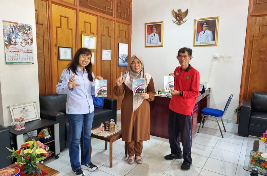  PT SKS Listrik Kalimantan Serahkan Buku Menyelami Kekayaan Leluhur Suku Dayak Ngaju