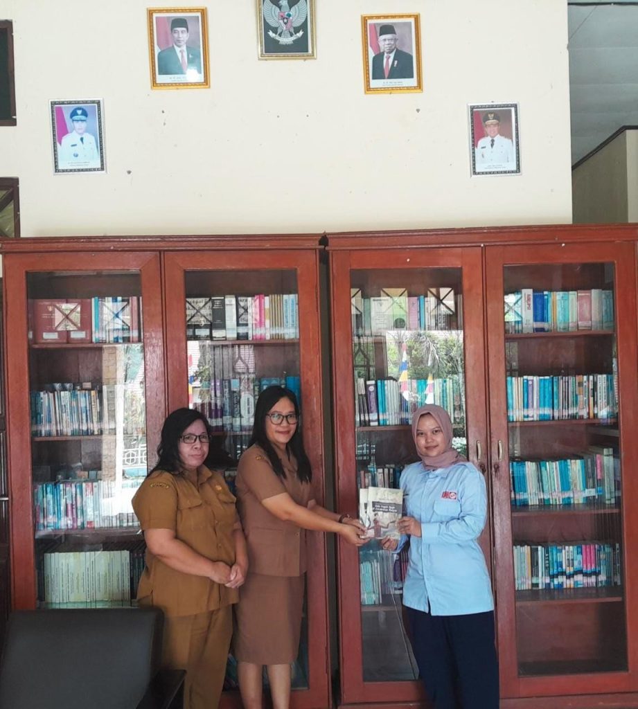 PENYERAHAN BUKU MENYELAMI KEKAYAAN LELUHUR SUKU DAYAK NGAJU