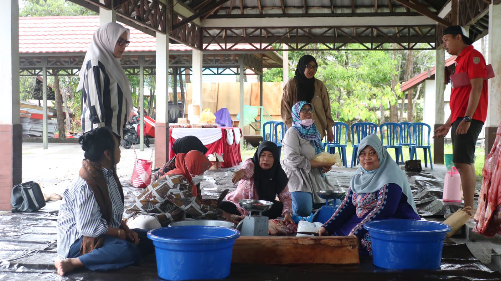 Disbudpar Provinsi Kalteng melaksanakan penyembelihan hewan kurban. (foto/mmckalteng)