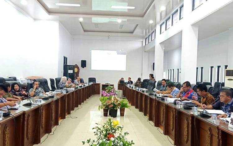  Tim Banggar DPRD dan TAPD Kabupaten Gelar Rapat Bahas Hasi Evaluasi Gubernur Kalteng
