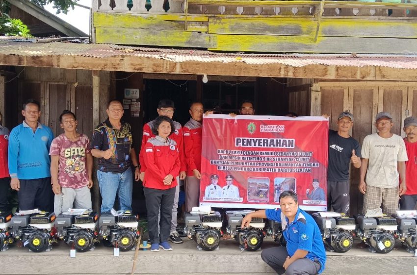  Pemerintah Provinsi Serahkan 13 Unit Perahu Mesin Ke Masyarakat Nelayan di Kabupaten Barito Selatan
