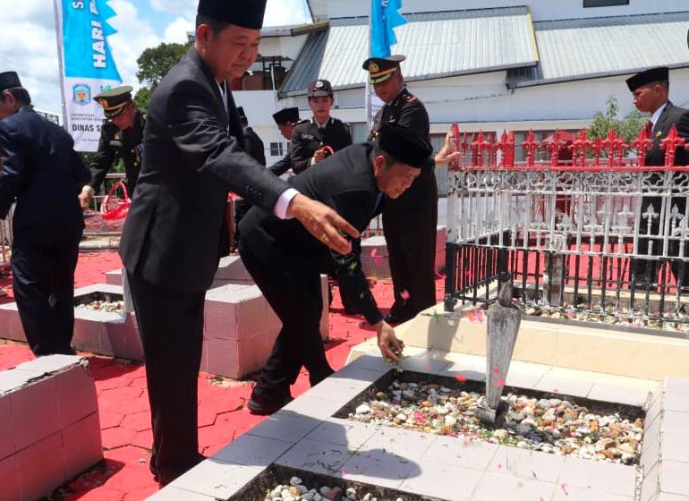  Asisten II Setda Mura Pimpin Ziarah ke Taman Makam Pahlawan
